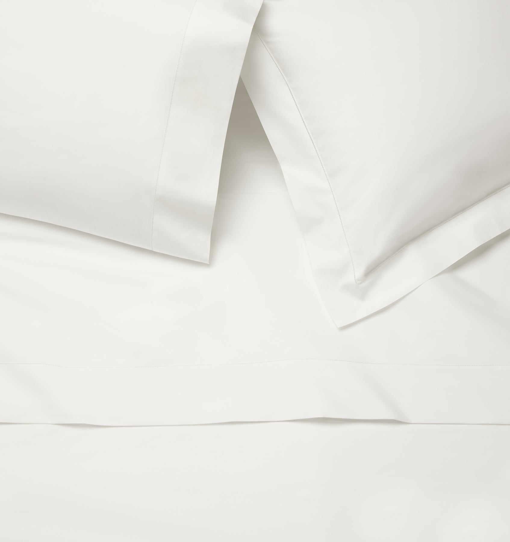 Luxor flat sheet, pillowcase and sham vignette in white