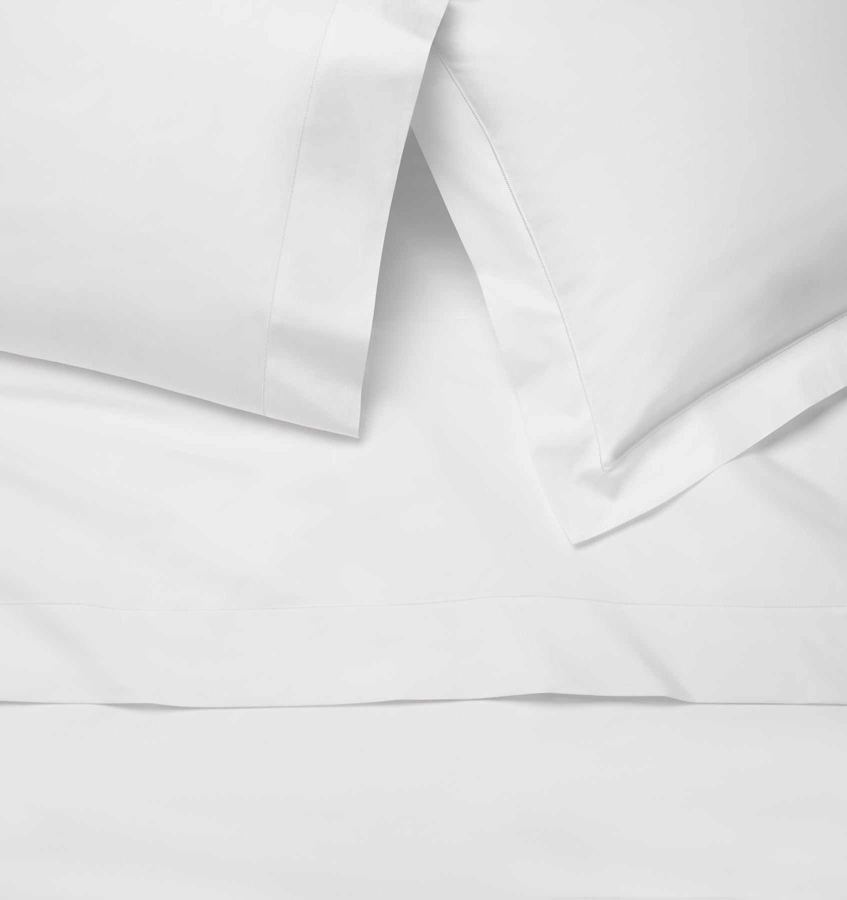 Luxor white flat sheet, pillowcase and sham vignette in white