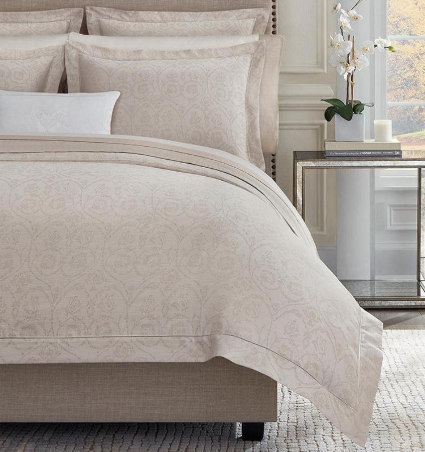 Soft rose and white yarns create an elegant jacquard weave on SFERRA&#39;s Amiata Duvet Cover.