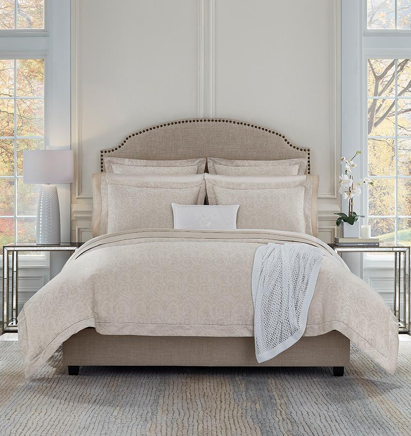 Soft rose and white yarns create an elegant jacquard weave on SFERRA&#39;s Amiata Duvet Cover.