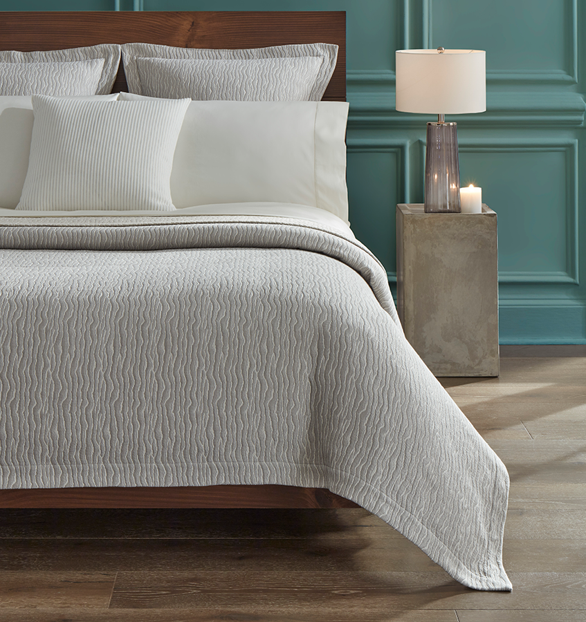 SFERRA Ondate is rendered in a two-toned yarn-dye weave that reminisces undulating wavelets.