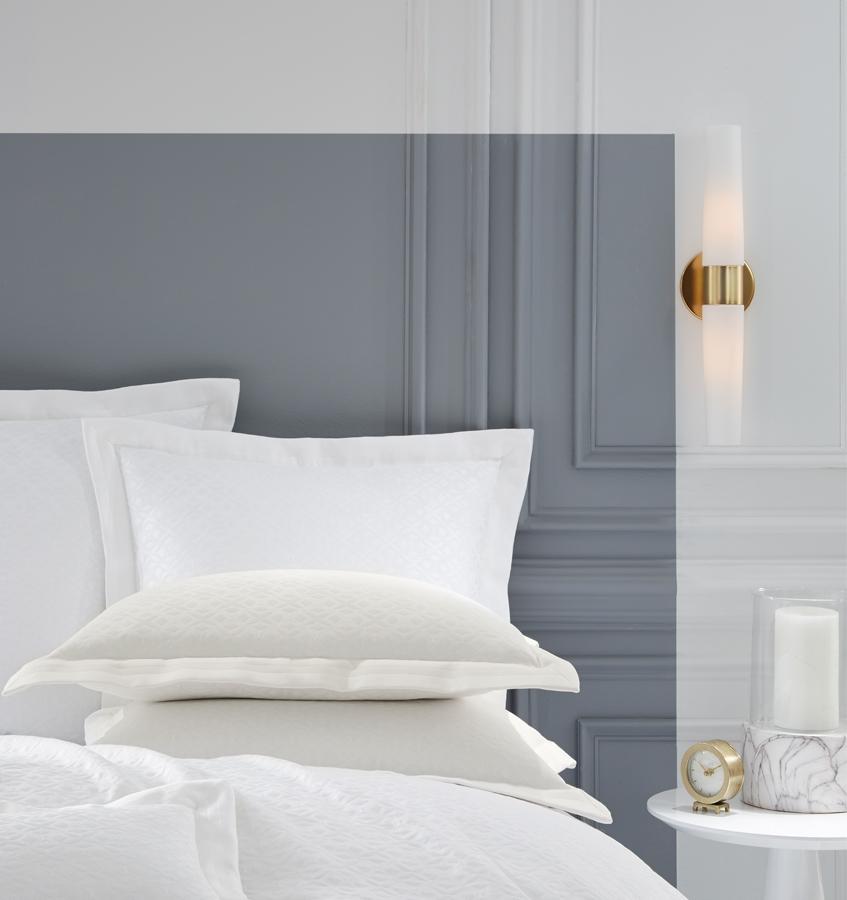 SFERRA Giza 45 jacquard weave features a slightly raised surface bearing a sateen sheen on the quatrefoil pattern.