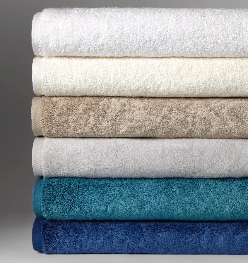 The SFERRA plush cotton Sarma towel is woven with finished hems for a clean and modern look, is crafted with low-twist yarns for added softness and thirst.