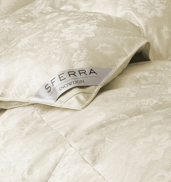 SFERRA Snowdon duvet and pillows are filled with our highest fill-power down yet and offer unparalleled thermal insulation. 